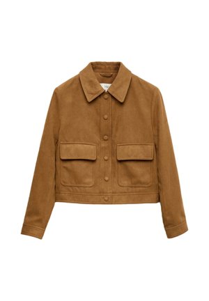 Braune Wildleder-Cropped-Jacke mit einem spitzen Kragen, durchgehendem Knopfverschluss und zwei großen flachen Taschen. Glatte Textur mit minimalistischem Design.