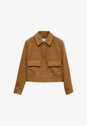 Braune Wildleder-Cropped-Jacke mit einem spitzen Kragen, durchgehendem Knopfverschluss und zwei großen flachen Taschen. Glatte Textur mit minimalistischem Design.