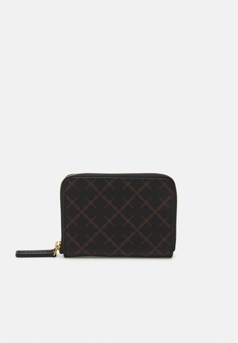 Portafoglio nero con cerniera, con un motivo geometrico in rilievo marrone, texture liscia e accessori in oro. Forma rettangolare compatta.