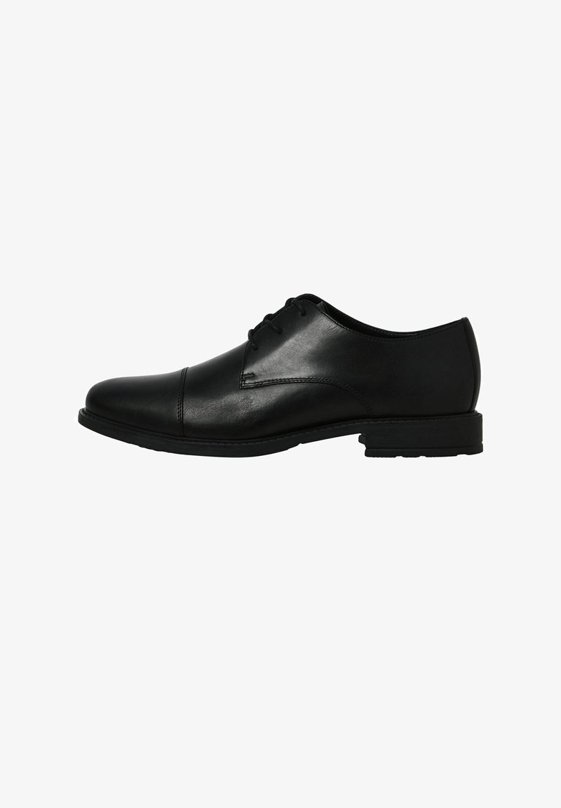 Chaussure formelle oxford pour hommes en cuir noir avec bout rapporté et laçage fermé, présentée de profil sur fond blanc.