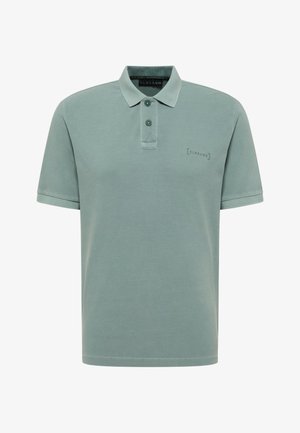 Polo de color verde claro hecho de algodón, con un cuello clásico, una tapeta de dos botones y un pequeño logo en el pecho.