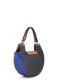 Ronde handtas van zwart, blauw en bruin gestructureerd leer. Kenmerkt zich door gouden hardware, een lichtbruine flap en contrasterende stiksels.
