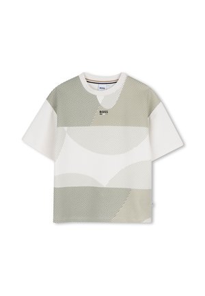Wit T-shirt met korte mouwen met abstracte lichtgroene en grijze diagonale streeppatronen en een klein "BOSS" logo in het midden van de borst.