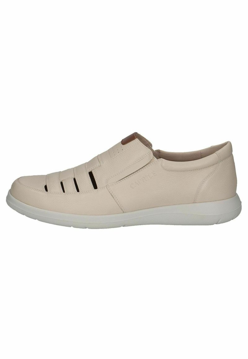 Beige leren instap schoenen met uitsneden aan de zijkanten en een witte rubberen zool. Heeft een bruine accenten bij de hiel. Gladde textuur.