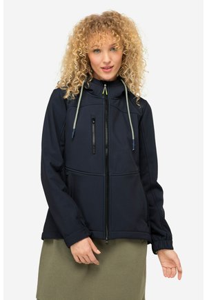 Giacca softshell blu navy con zip frontale, cappuccio regolabile, tasche laterali, polsini elastici e coulisse a contrasto. Texture liscia.
