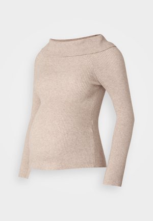 Suéter de maternidad de canalé beige claro con un amplio cuello doblado y mangas largas, diseñado con una forma ajustada que acomoda una barriga en crecimiento.