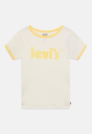 Biała koszulka z krótkim rękawem z żółtym wykończeniem na kołnierzu i rękawach, z dużym żółtym logo „levi's” na środku przodu.
