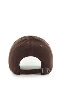 Cappello da baseball marrone visto da dietro con fascia regolabile e fibbia in metallo su uno sfondo bianco.