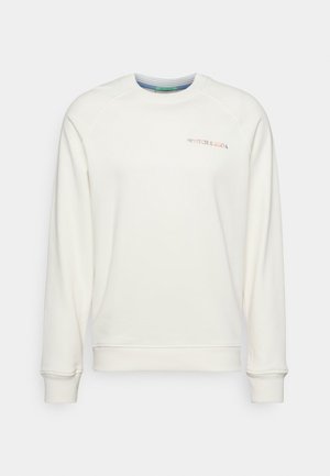 Witte trui met lange mouwen en ronde hals, geribbelde manchetten en zoom, en een klein "Scotch & Soda" logo op de linkerborst.