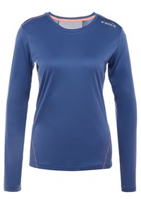 Camiseta deportiva de manga larga en poliéster azul marino con cuello de malla, costuras en contraste rosa y detalles decorativos en el hombro.