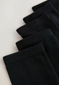 Zwarte katoenen sokken met geribbelde boorden, keurig gerangschikt in een rij, die een zachte textuur en uniforme kleur vertonen zonder zichtbare patronen of logo's.