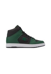 Baskets montantes avec panneaux en cuir noir et vert foncé, lacets noirs, semelle blanche et logo de la marque DC vert sur le côté.
