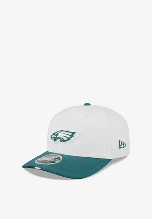 Cappellino da baseball bianco e verde con il logo dei Philadelphia Eagles sulla parte frontale e il logo New Era sul lato.
