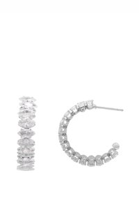 Kristall-Hoop-Ohrringe aus silberfarbigem Metall; zeichnen sich durch ein transparentes Design mit abwechselnd geformten Kristallen und einem sicheren Steckverschluss aus.