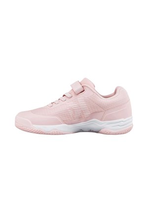 Zapatilla deportiva rosa claro con suela blanca, cordones delanteros y una tira de velcro en la parte superior.