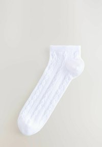 Weiße, gestrickte Socke mit einem Kabelmuster, einem gerippten Bündchen und einer verstärkten Spitze. Weicher Textil, Standardknöchelhöhe.