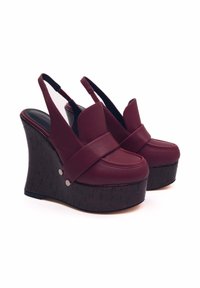 Scarpe con plateau bordeaux con design slingback, tomaia in pelle liscia, ampia fascia anteriore e tacco a zeppa nera testurizzata.