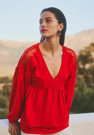 LONG SLEEVE V-NECK CUTWORK - Bluză - red