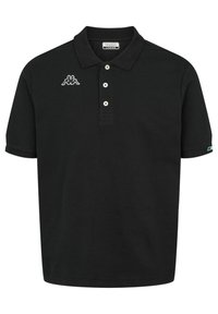 Juodas medvilninis polo marškinėlis su klasikinio stiliaus apykakle, trimis sagomis, ir baltu logotipu kairėje krūtinės pusėje. TrumpomisRankovėmis, vientisos spalvos.