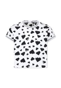 Camiseta blanca de manga corta con un patrón de corazones negros, que presenta un collar a rayas en blanco y negro y un pequeño logotipo de DKNY.