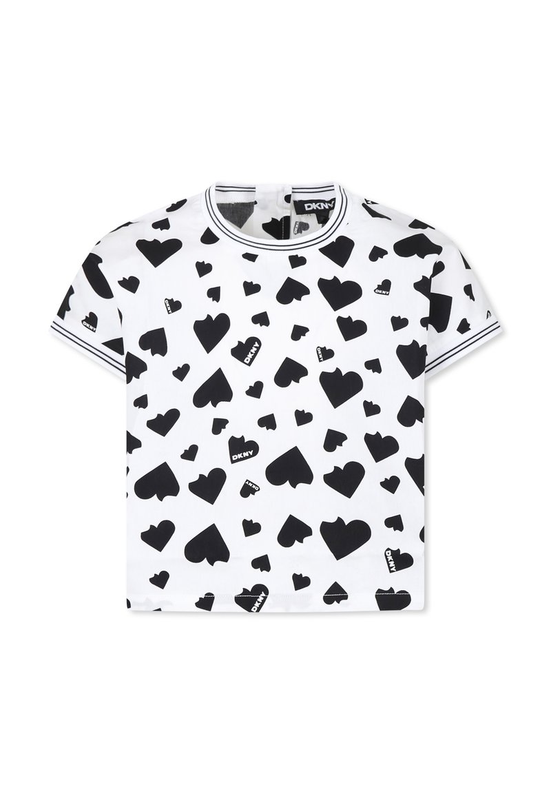 Camiseta blanca de manga corta con un patrón de corazones negros, que presenta un collar a rayas en blanco y negro y un pequeño logotipo de DKNY.