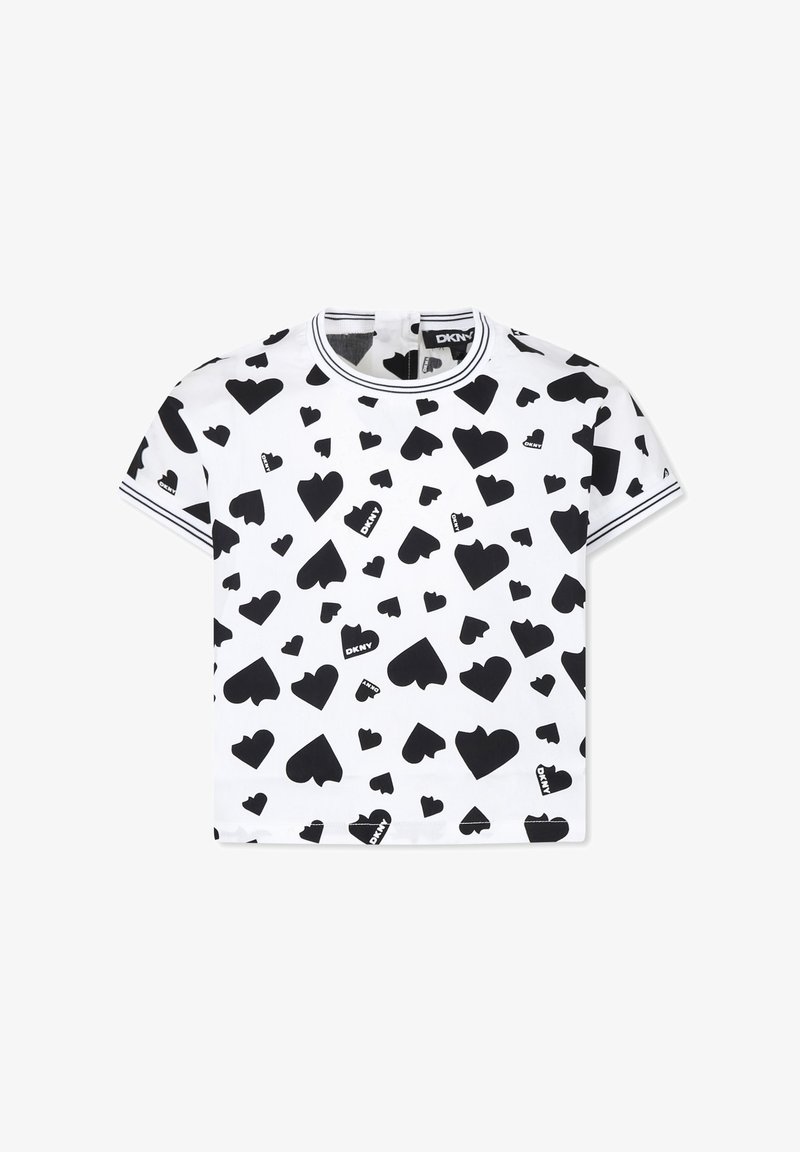 Camiseta blanca de manga corta con un patrón de corazones negros, que presenta un collar a rayas en blanco y negro y un pequeño logotipo de DKNY.