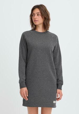 Robe en polaire grise avec de longues manches raglan, col rond et étiquette sur la couture latérale ; présente une coupe décontractée et une texture douce.