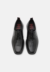 HUGO IKER DERB - Stringate - black