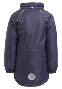 Granatowa dziecięca kurtka zimowa z elastycznymi mankietami, kołnierzem zapinanym na napy, odblaskowym wykończeniem na ramionach oraz okrągłym odblaskowym logo na dolnym brzegu.