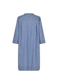 Denny mekko, jossa on kolme neljännesosaa hihat, vaaleansininen väri, nappikaulus ja suora leikkaus. Sileä pinta ja keskipitkä muotoilu.