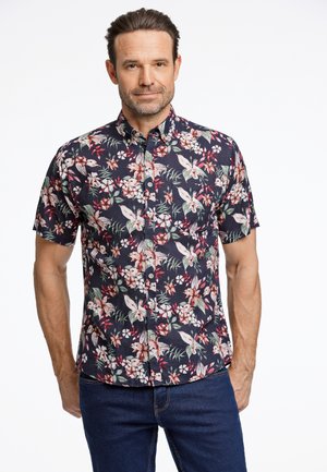 Chemise à manches courtes en tissu bleu marine foncé, ornée d'un motif floral vif avec des oiseaux. Col boutonné et ourlet droit. Convient pour un usage décontracté.
