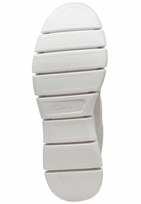 Suola di scarpa in gomma bianca con scanalature segmentate e superficie testurizzata. Presenta il marchio in rilievo "Clarks" lungo il lato per identificazione.