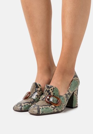 Grün und braun gemusterte High-Heels mit einem strukturierten Schlangenlederdesign, das eine große braune Schnalle als Akzent auf der Oberseite zeigt.