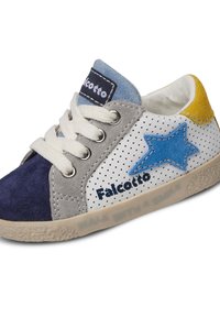 Kindersneakers met een blauwe steraccent, gemaakt van wit geperforeerd leer, grijs en blauw suède, crèmekleurige veters en een rubberen zool.