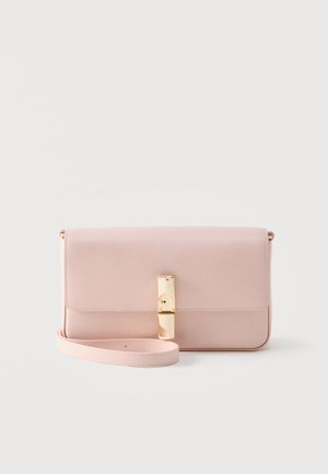 Clutch rettangolare in pelle rosa chiaro con patta pieghevole, chiusura in metallo dorato e cinturino da polso staccabile su sfondo grigio.