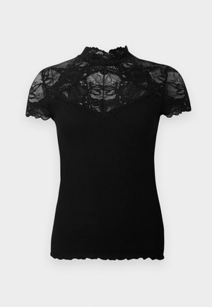 Top negro con escote de encaje y mangas cortas, con una textura acanalada y bordes festoneados para un detalle adicional.