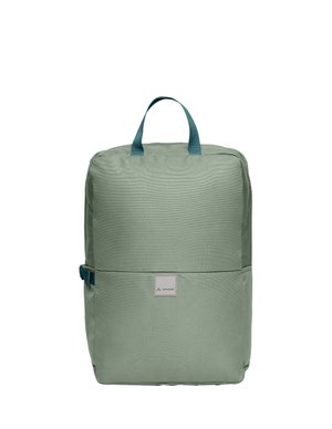 Sac à dos rectangulaire vert clair avec poignée supérieure, boucle latérale et petite écusson logo sur le devant, sur fond blanc uni.