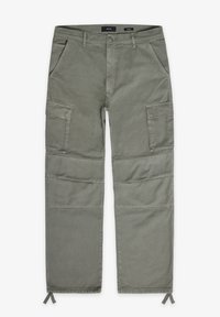 Los pantalones cargo en algodón verde oliva cuentan con múltiples bolsillos laterales, una cremallera en la bragueta y detalles de cordón en los tobillos. Textura suave, diseño utilitario.