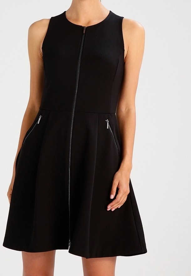 Robe noire sans manches avec fermeture éclair à l'avant et poches latérales zippées, cintrée à la taille et évasée en bas.