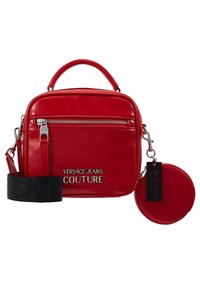 Czerwona torebka na ramię Versace Jeans Couture z górnym uchwytem, przednią kieszenią na zamek, czarnym regulowanym paskiem i przymocowaną okrągłą saszetką na monety.