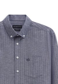Camicia grigia a spina di pesce con colletto a punta, taschino anteriore ricamato con un piccolo logo scuro e bottoni bianchi lungo la parte anteriore.