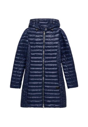 Marineblauwe gewatteerde jas met capuchon, voorzien van een rits aan de voorkant, horizontale quiltstructuur en elastische accenten bij de mouwen.