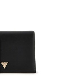 Clutch in pelle nera con una superficie liscia, caratterizzato da un accento logo triangolare dorato e un design pulito e minimalista.