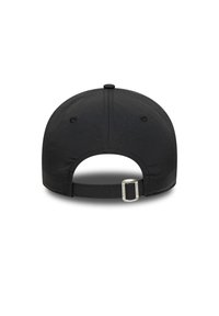 Fekete baseball sapka ívelt karimával, szövet textúrával, állítható pánttal a hátoldalon és szellőzőlyukakkal.