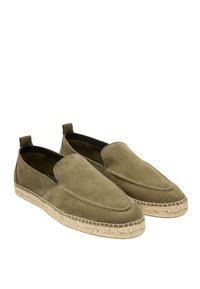 Olivgrüne Wildleder-Slipper-Espadrilles mit gesteppten Details und gewebten Jutesohlen, gestaltet für den Alltag.