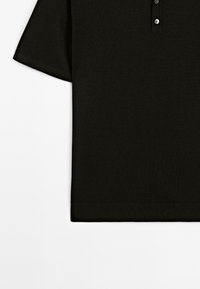 Sort polo-shirt med korte ærmer, en tre-knap lukning og ribbede manchetter. Fremstillet af en glat, letvægtig bomuldsblanding.