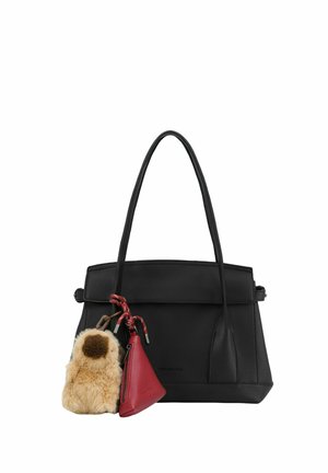 Bolso de cuero negro con dos asas largas, que incluye una bolsa de cuero roja y un llavero beige esponjoso sujeto al frente.