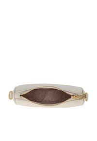Borsa in pelle crema con una texture liscia, chiusura a cerniera dorata e un sottile motivo logo all'interno. Presenta una forma rettangolare e una tracolla removibile.