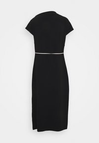Robe midi noire à manches courtes avec une fine ceinture blanche à la taille, vue de dos sur un fond blanc uni.