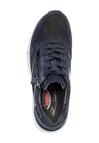 Marineblauwe suède sneaker met ton-sur-ton veters, ritssluiting en witte rubberen zool. Beschikt over een gevoerde kraag en een patrooninlegzool met het merkimago.